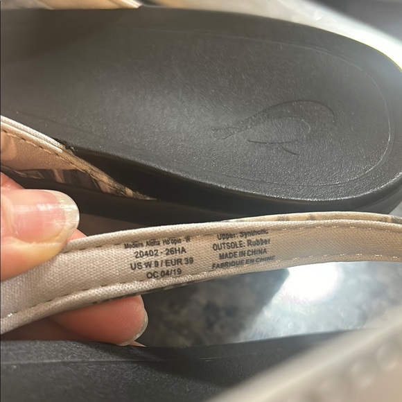 OluKai Ho’Opio Black & grey Sandals comfort island flip flops NWT Sz-9. RS - Picture 8 of 8